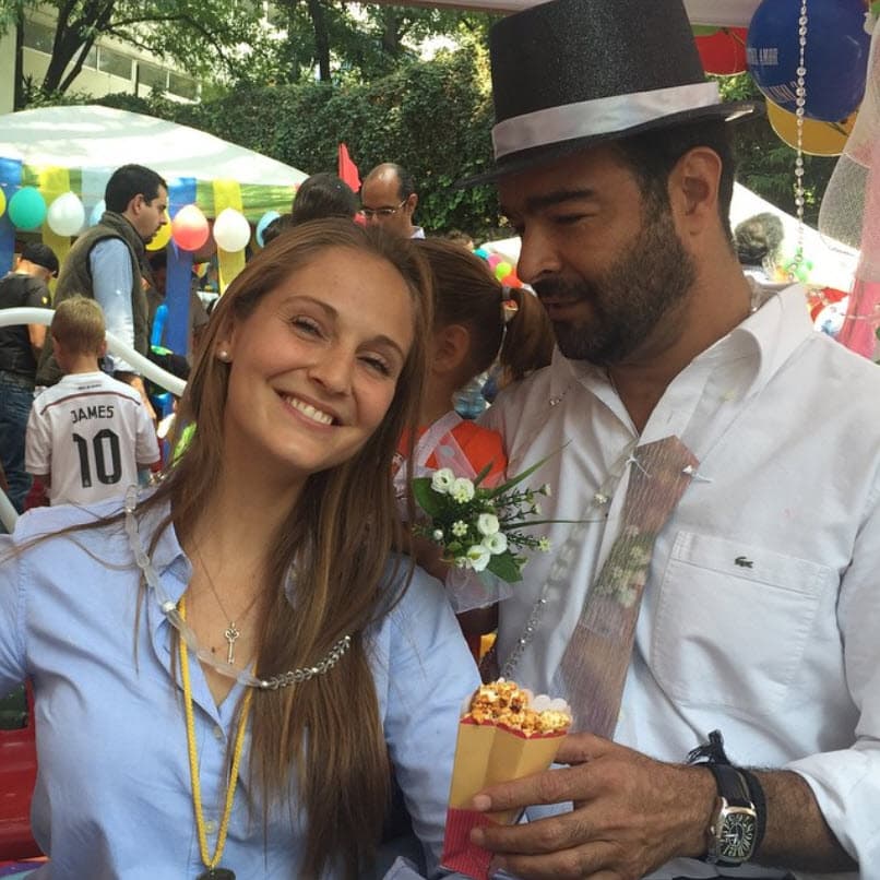 Agregó que el cantante está 
<b>violando la orden de restricción que tiene desde 2019</b> al acercarse a ella, pues lo denunció por una presunta agresión.
<br>