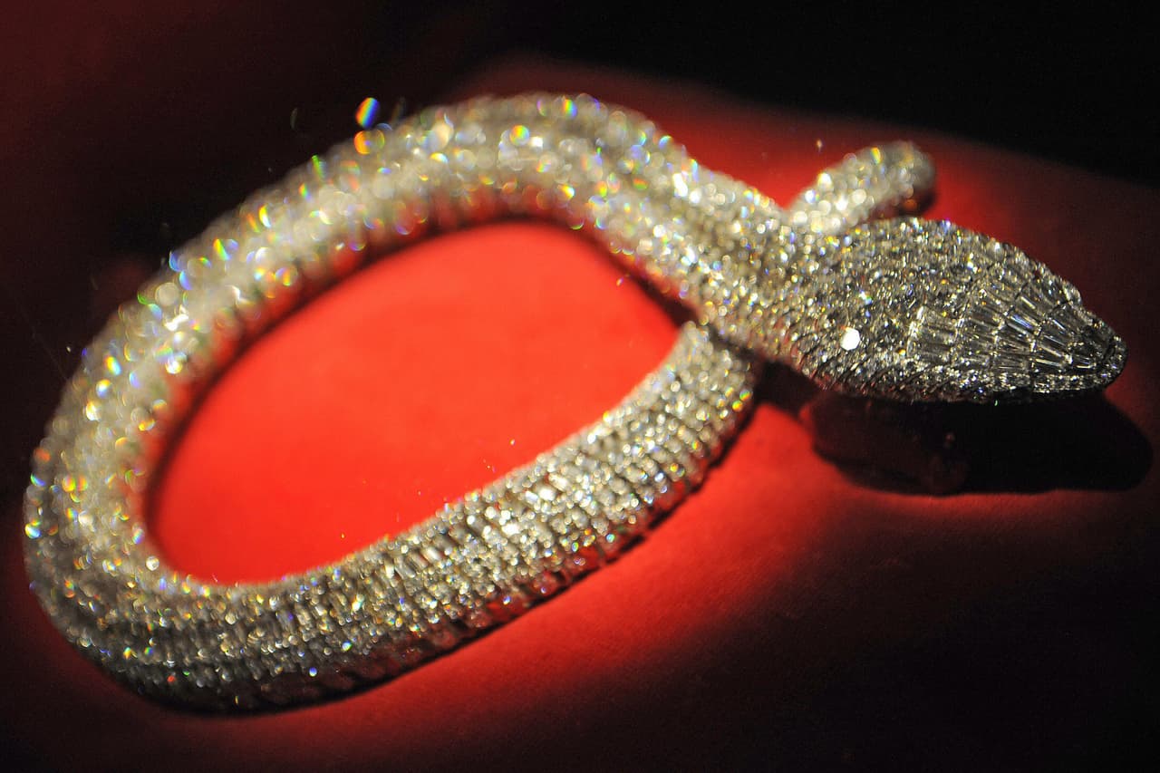 También fue famosa por su afición a las joyas como los icónicos cocodrilos de diamantes y esmeraldas o el collar en forma de serpiente, de 2,000 diamantes, que ella misma mandó a hacer con la casa Cartier.