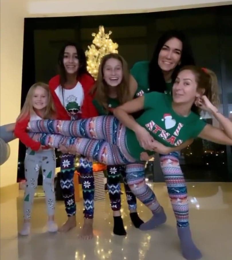 "Estamos de viaje, ya por varias semanas y nos tocó pasar Navidad fuera de casa, así que decidimos el mejor plan en pjs, apapachándonos, reflexionando y conversando sobre el 
<b>nacimiento de Jesús</b>", escribió Bazán.