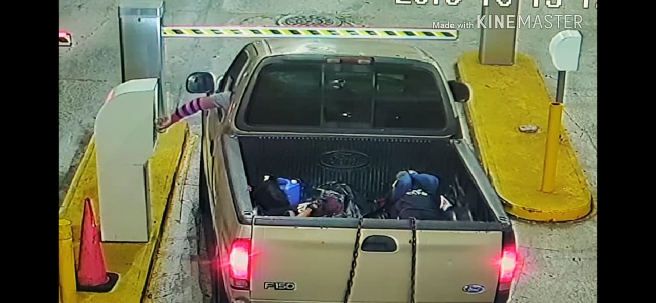 Los sujetos llegaron en una guagua pick-up Ford F-150 color dorada y negra, amenazaron al guardia de seguridad y utilizando cadenas amarraron y desprendieron la máquina ATM para montarla en el vehículo.