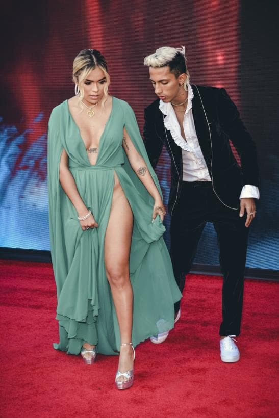 Karol G llegó a la alfombra roja y de inmediato acaparó todas las miradas.
