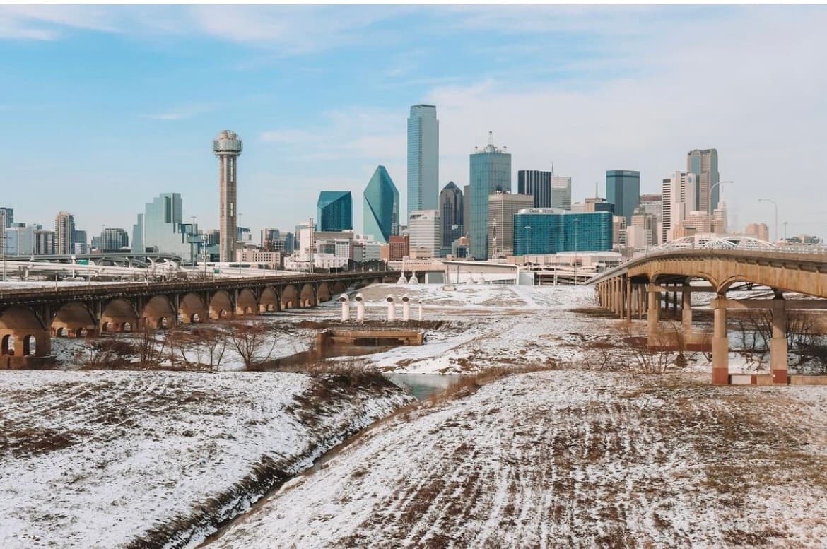 Por segundo año consecutivo el mes de febrero trajo consigo 
<b><a href="https://www.univision.com/local/dallas-kuvn/bajo-capas-de-hielo-amanece-el-norte-de-texas-por-la-llegada-de-la-tormenta-invernal-video">una tormenta invernal</a> </b>al norte de Texas. 
<br>
<br>
<br>