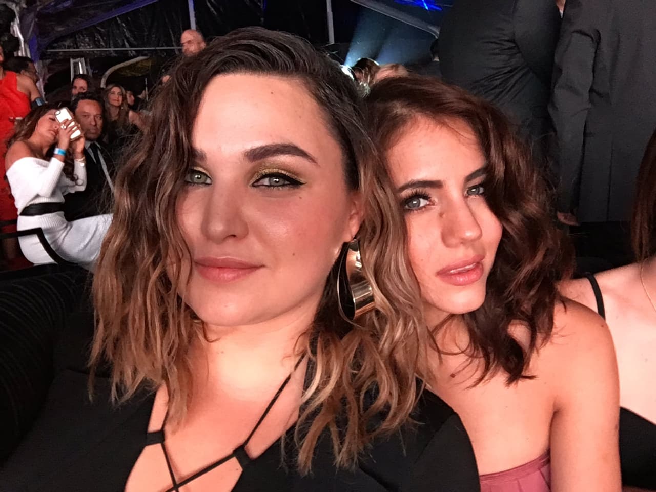 Y claro, las dos están súper guapas. Sus personajes de Maia y Frida encantan al público con su carisma.