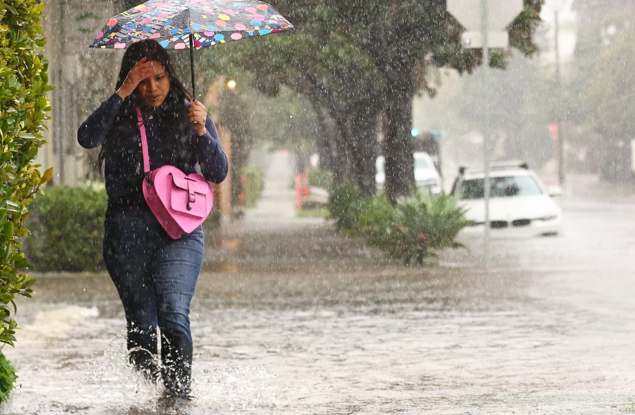 "Situación extremadamente peligrosa": Los Ángeles recibe más lluvia este lunes tras un fin de semana de tormentas
