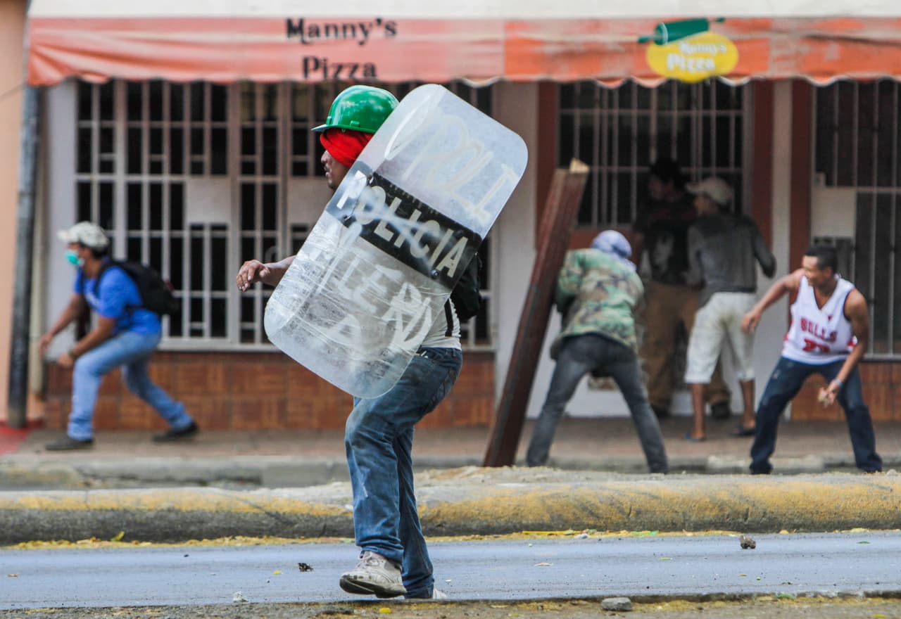 Existe una gran disparidad en la cifra de muertes ocasionadas por la violencia, que oficialmente es de 10 personas (más el periodista Angel Gahona, cuya muerte quedó registrada en vivo cuando hacía una transmisión en Facebook Live), pero que grupos de derechos humanos hablan de hasta 24 fallecidos hasta la noche del sábado. En la fotografía, estudiantes se enfrentan con agentes de la policía antidisturbios.