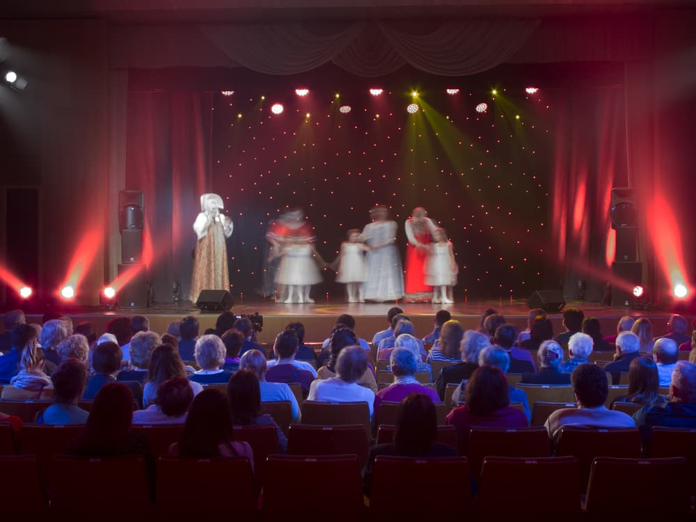 Tu salud está en buen tono y no se vaticinan problemas serios. Cualquier actividad laboral asociada con las artes, la estética, el teatro, canto o belleza en general está sumamente bien auspiciada. Aprovecha esta energía planetaria para sacar adelante un proyecto relacionado con esos empleos.
<br>