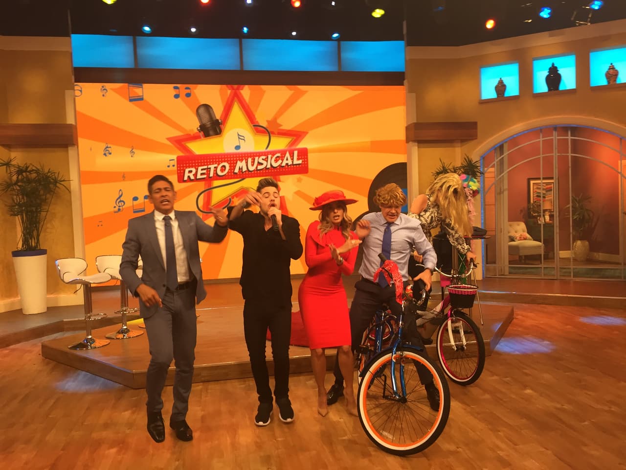 Así que William salió al rescate y tomó el micrófono para terminar la canción.