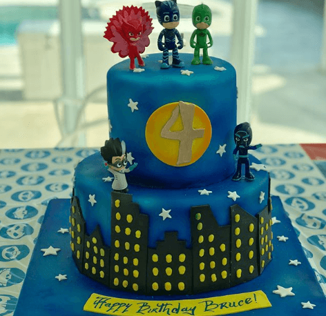 Bruce estaba feliz con su pastel, una simpática tarta decorada con sus personajes favoritos 'PJ Masks'.