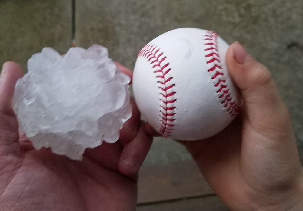 Fotografía proporcionada por Tim Creedon muestra una pelota de béisbol junto a un granizo que cayó en su casa en Ottawa, Illinois. El gobernador de Illinois, Bruce Rauner, activó el centro de operaciones de atención de emergencias del estado luego que funcionarios locales reportaron daño por tornados.