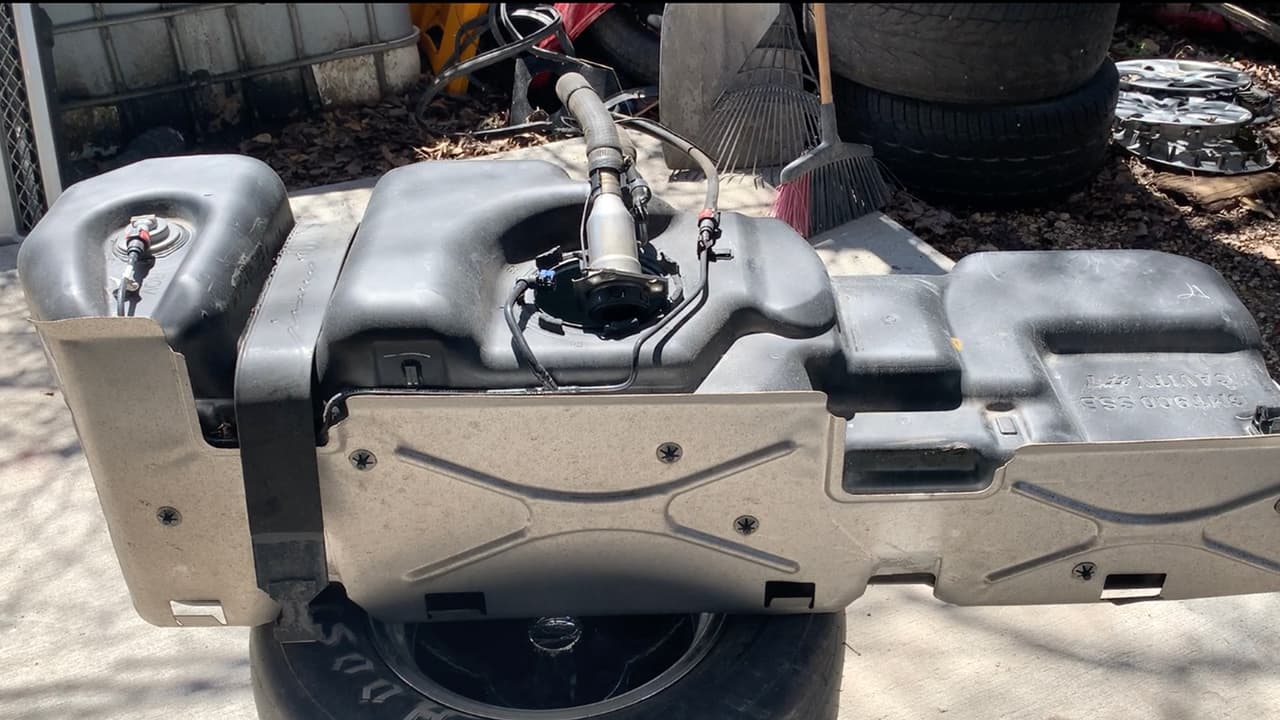 Anteriormente, los tanques de gasolina se instalaban en la parte trasera de los vehículos, pero ahora los fabricantes los colocan en la parte de en medio para prevenir que exploten en caso de un accidente e, irónicamente, para prevenir robos como hoy en día.