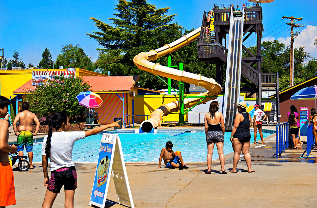 <b><a href="http://bahamabeachdallas.com/" target="_blank">Bahama Beach -</a></b> Este parque acuático abrió sus puertas el 29 de mayo y tiene muchas atracciones para chicos y grandes. Entre los protocolos a seguir para evitar la propagación del coronavirus está el distanciamiento social de 6 pies, se recomienda usar el cubrebocas cuando no esté dentro del agua, se ha reducido la capacidad para los visitantes y se han colocado zonas de desinfección en el parque. Para más información visite bahamabeachdallas.com.
<br>