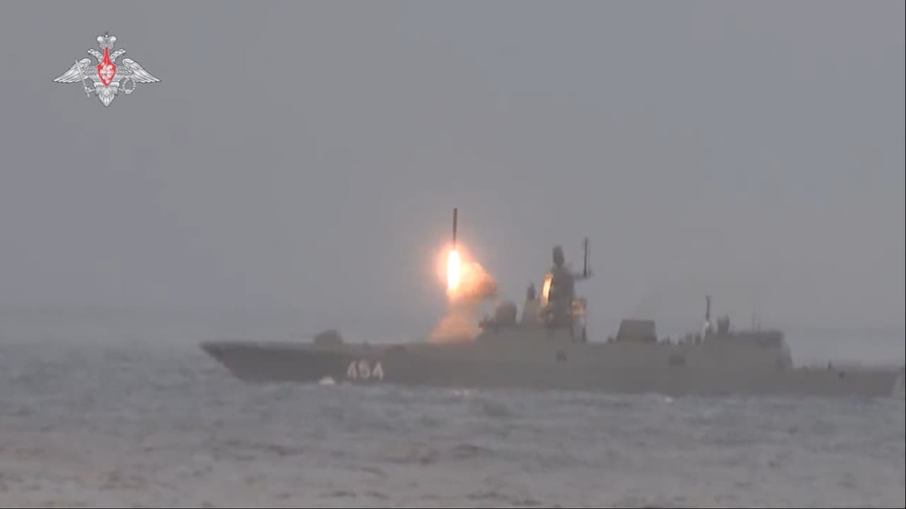En esta captura de pantalla de un video difundido por el Ministerio de Defensa de Rusia este sábado 19 de febrero, se aprecia el momento en que se lanza desde un barco un
<b>misil hipersónico Tsirkon</b>. Recientemente Putin calificó a los misiles rusos Tsirkon como "invencibles".