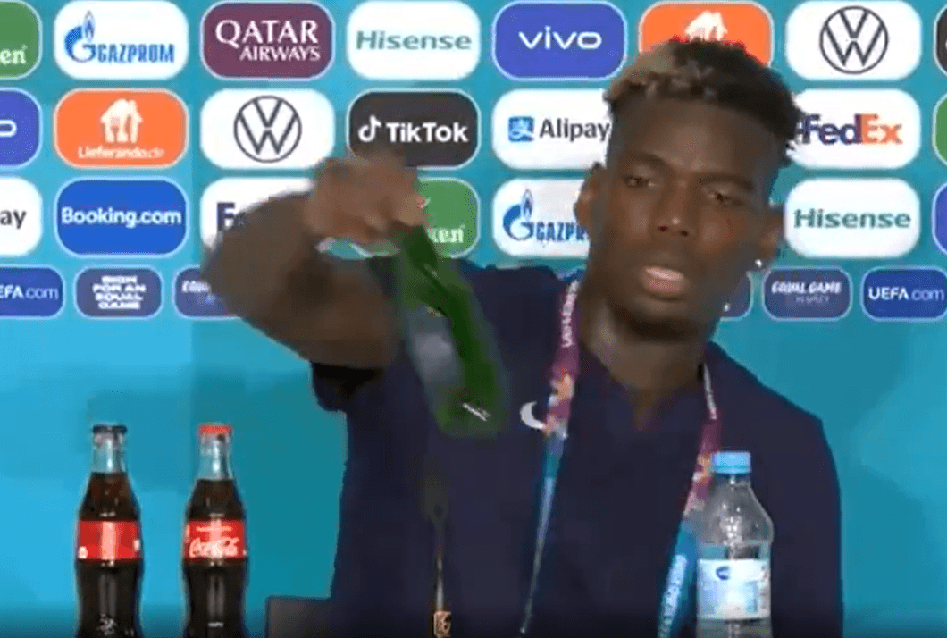 ¡A lo CR7! Pogba retira cerveza de la conferencia de prensa