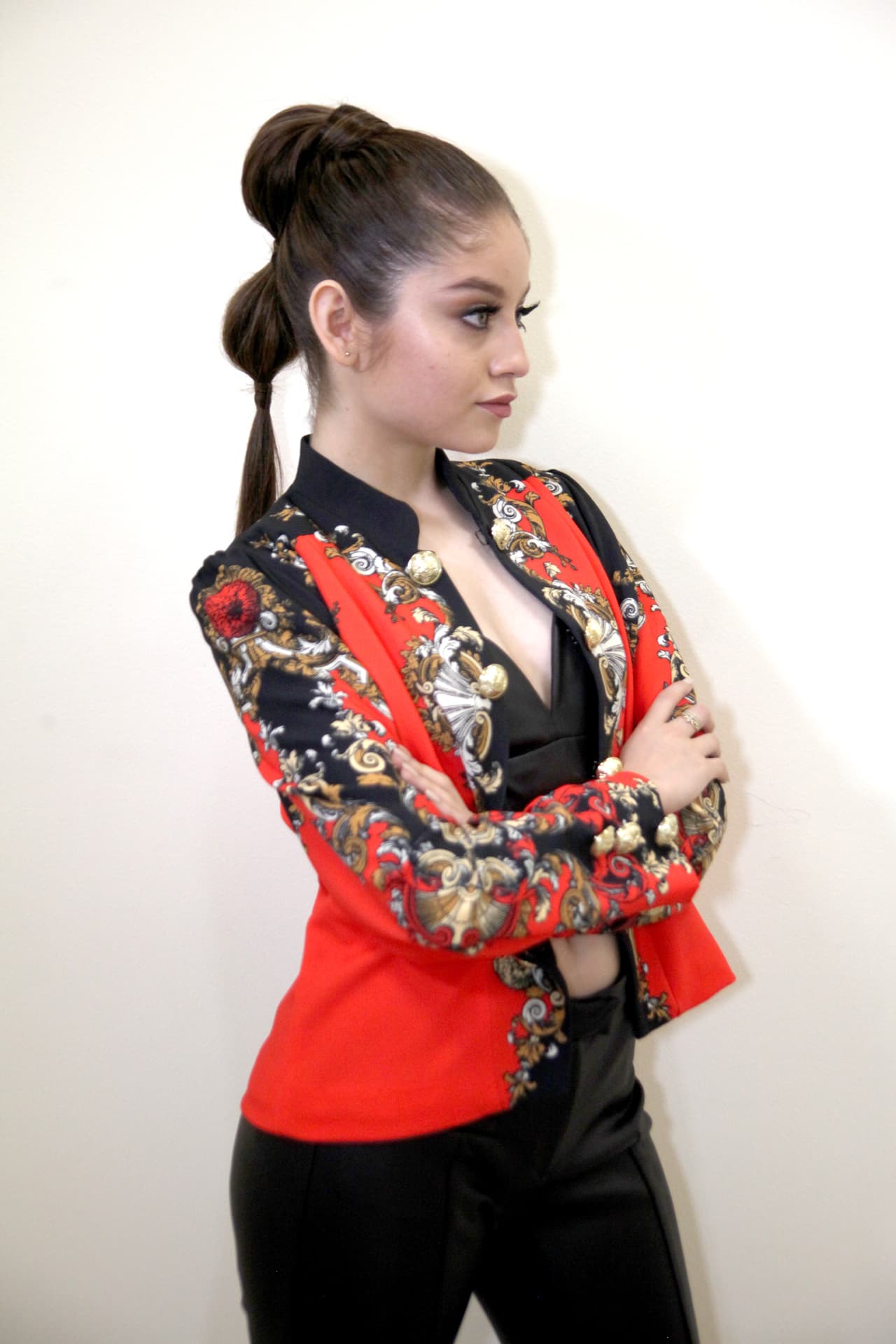 Para esa noche, la 'Jueza de Hierro' utilizó un blazer rojo con negro con detalles dorados. En combinación con el peinado, su look era más sofisticado.