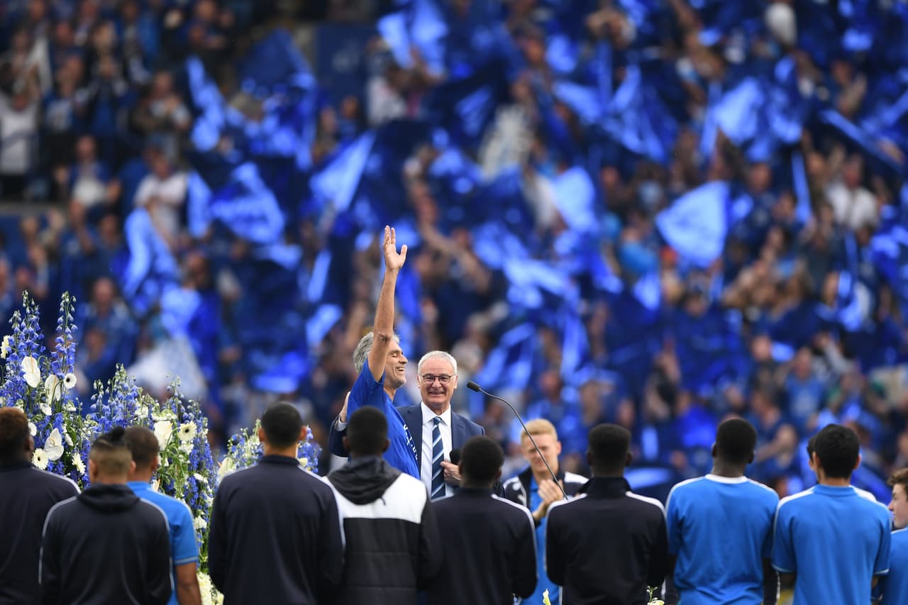 Sobre una tarima en el centro del campo, Morgan y Ranieri levantaron juntos el trofeo entre una nube de confeti y entre los vítores del público y un espectáculo de fuegos de artificio.