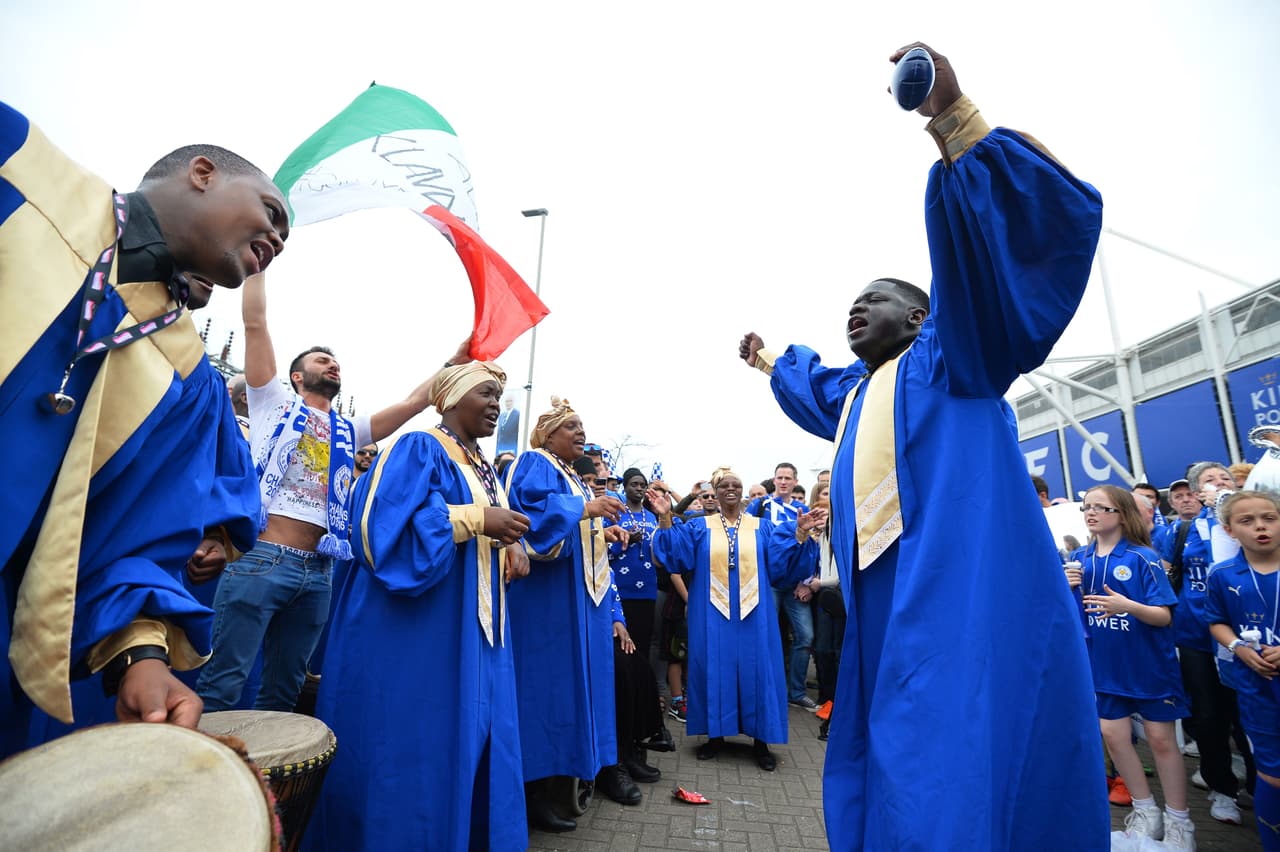 El Leicester vivió un sábado de auténtica fiesta en el estadio Kings Park donde junto a sus miles de aficionados festejó con todo su primer título obtenido de la historia en la Premier League de Inglaterra.