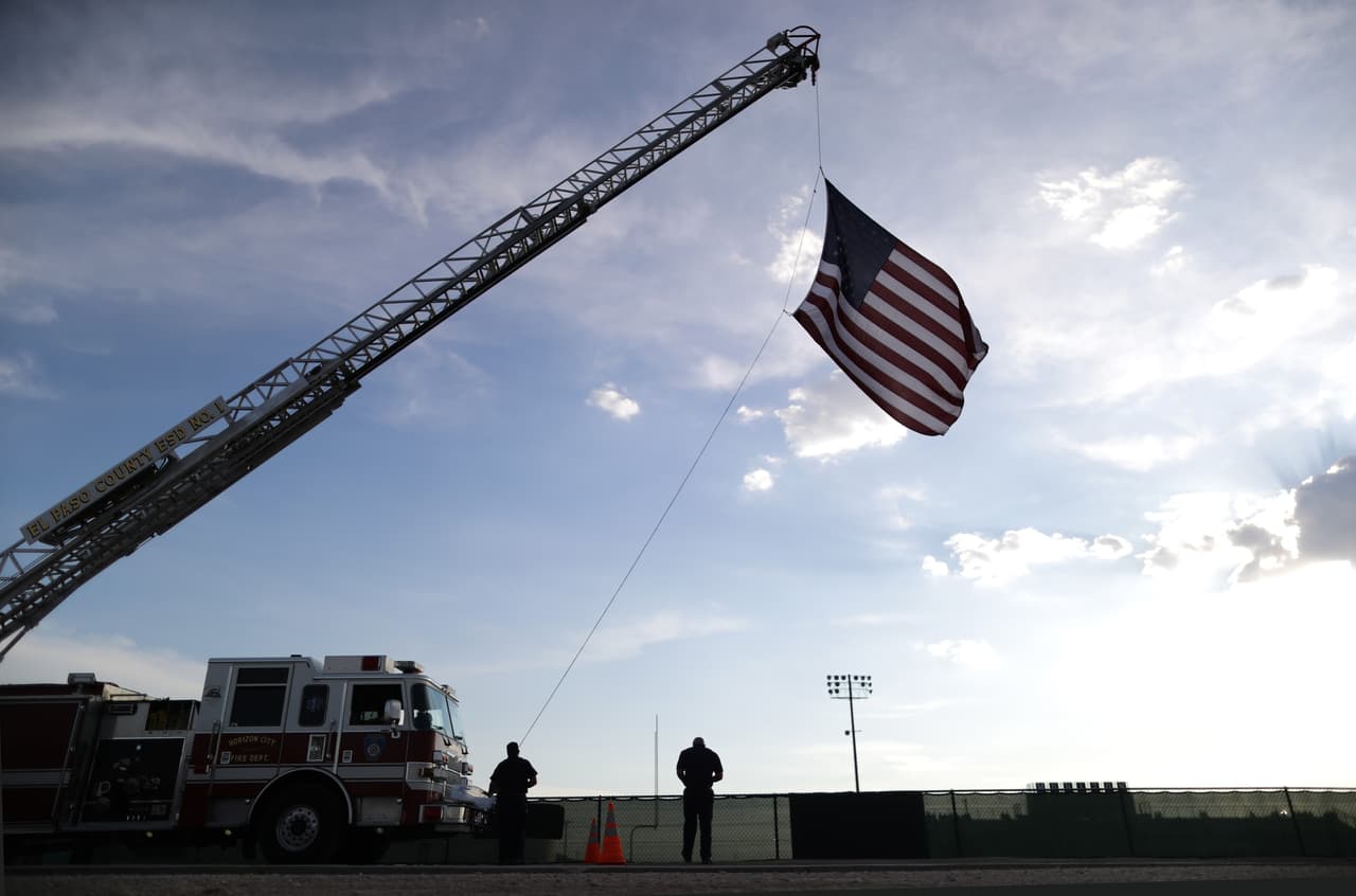 Una grúa de los bomberos de Horizon, un suburbio de El Paso, instala una bandera de EEUU para una vigilia en honor a Javier Amir Rodríguez, un estudiante de secundaria que perdió la vida en la tragedia. El sospechoso de la masacre de El Paso, un joven de 21 años, enfrentará pena capital bajo la ley estatal texana.