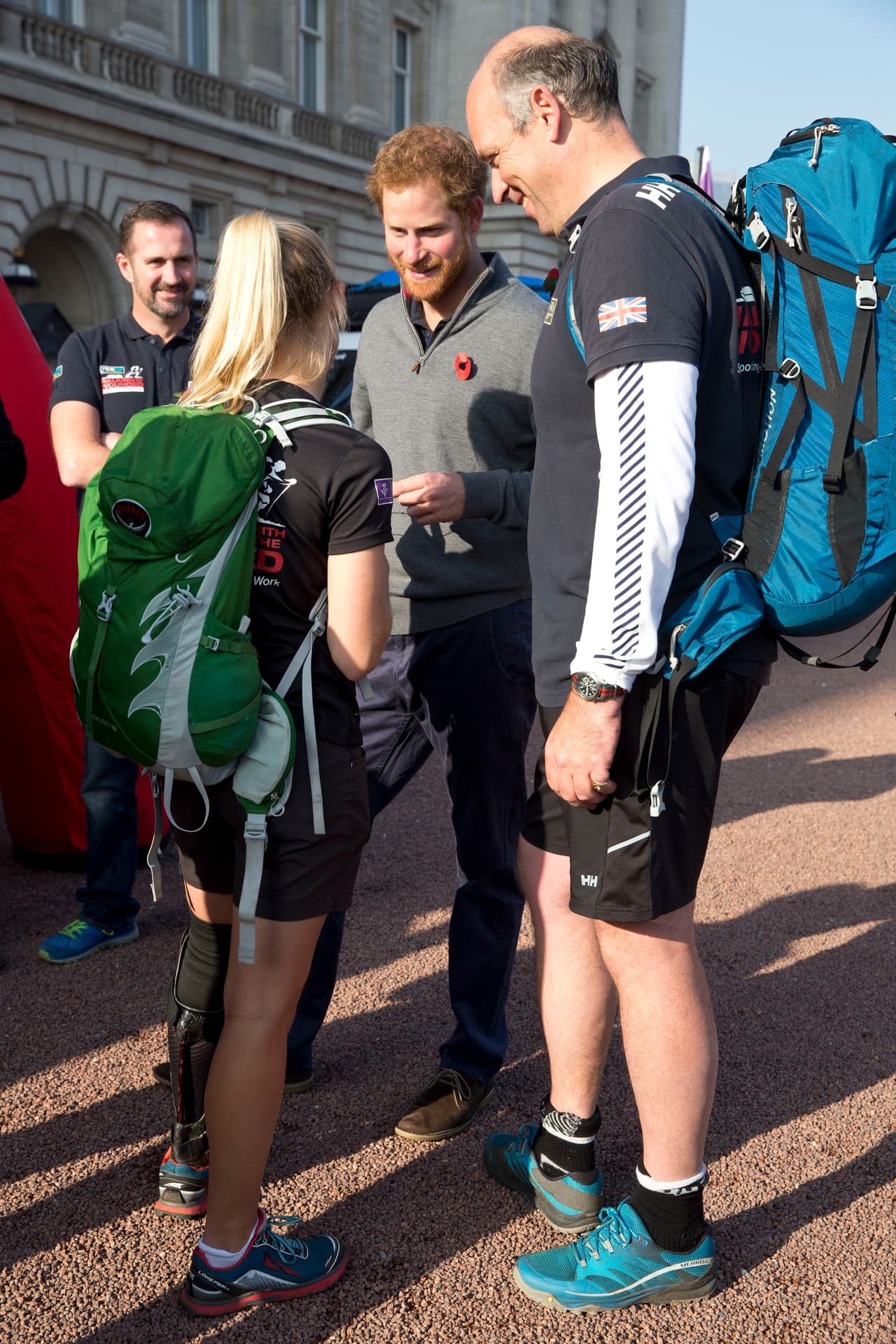 La soldado Kristie Ennis, herida en batalla, le contó a Harry una conmovedora anécdota y le hizo un regalo muy especial.