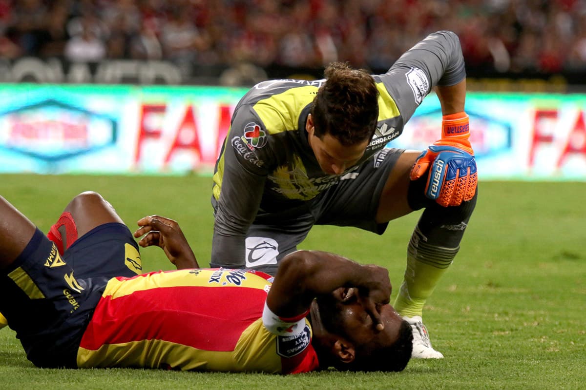 La defensa de Morelia dejó todo para resguardar su arco en los minutos finales.