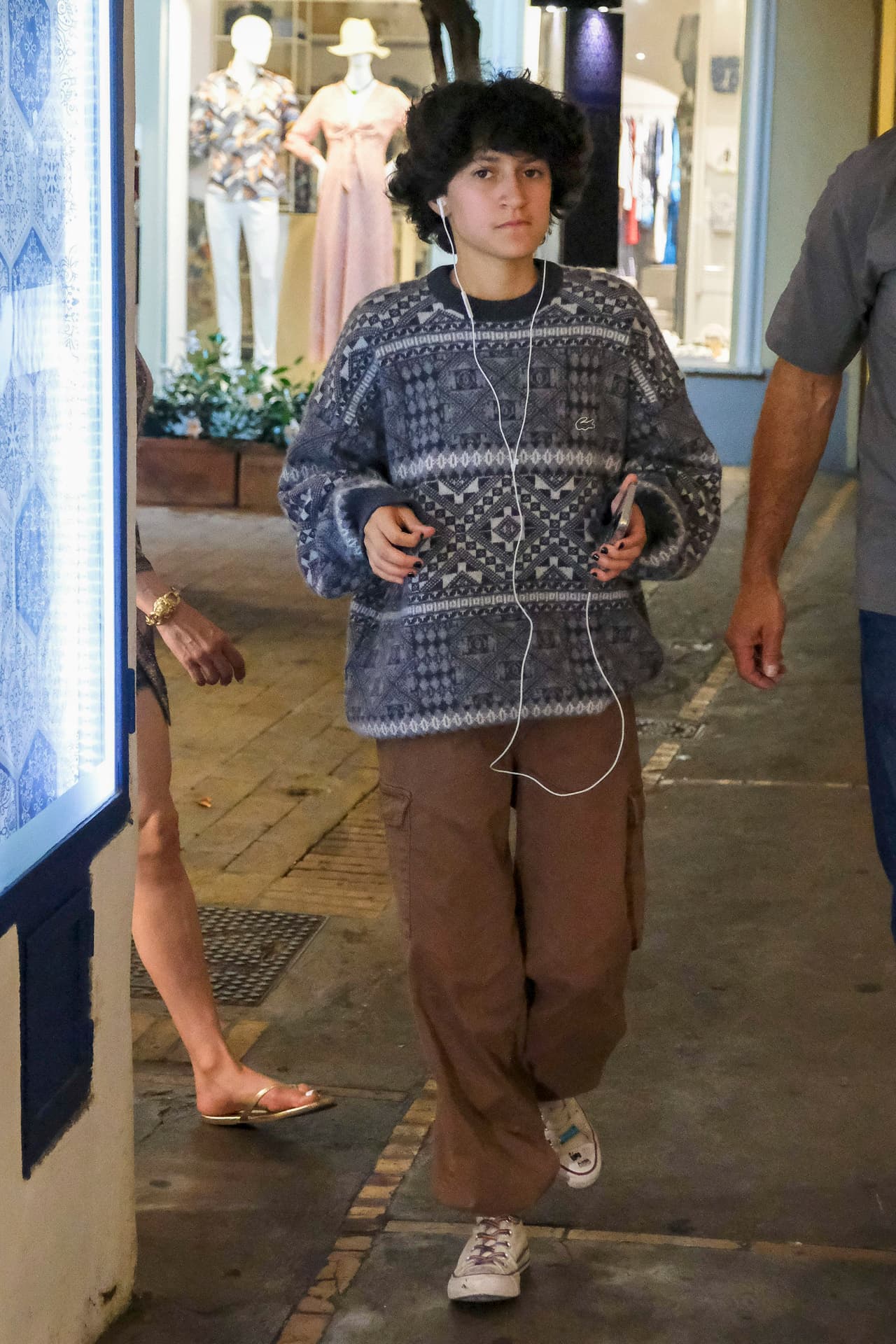 Emme lució un suéter oversize estampado en blanco y negro, pantalones holgados color café y tenis blancos.
<br>