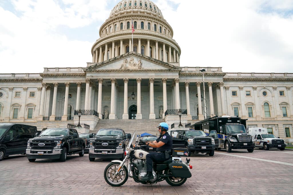 La policía mantiene la seguridad en la Plaza Este del Capitolio durante el mitin.