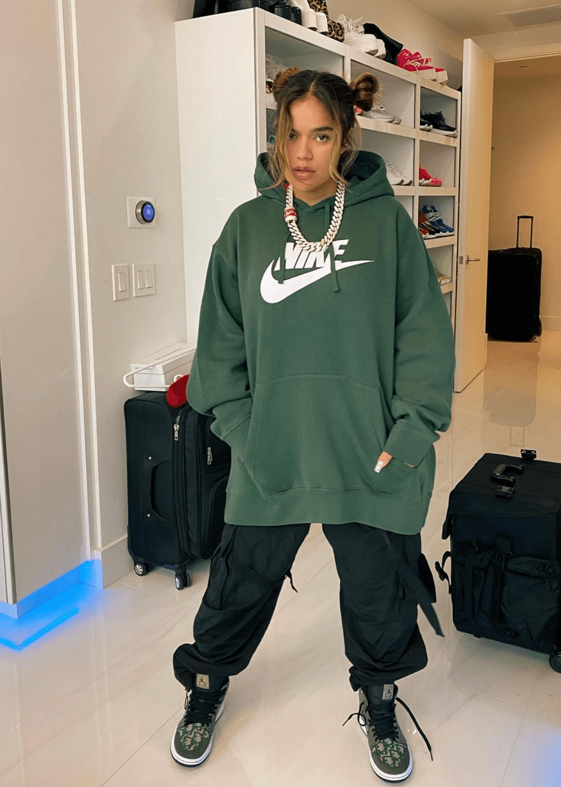 Aunque la 'Bichota' suela presentarse con sensuales trajes, en su comodidad la artista luce con estilo; el uso de ropa XL ha roto con los estereotipos de que las prendas deban ser ceñidas al cuerpo y se ha convertido en una de las tendencias más acogidas por las mujeres.