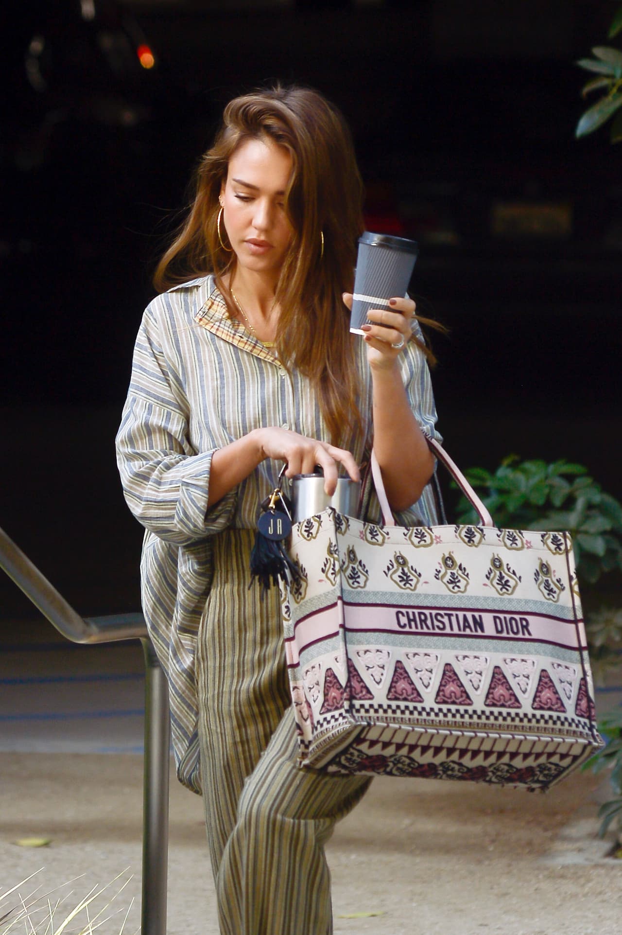 La protagonista de ‘Los 4 fantásticos, Jessica Alba, destaca del grupo, ya que posee un bolso Dior de lona rosa bordada con un motivo geométrico multicolor. 
<br>