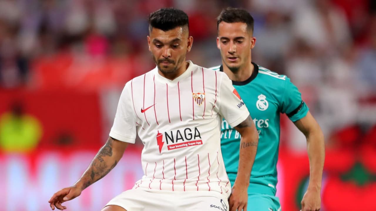 'Tecatito' Corona aún puede jugar la Champions League con Sevilla