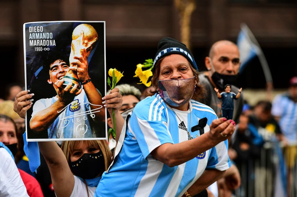 Fanáticos vitorean a Diego Armando Maradona mientras esperan llegar a la Casa Rosada en Buenos Aires.