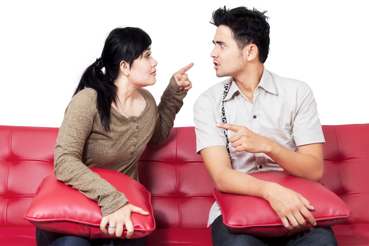 Decir “te maldigo” conlleva una fuerza tan destructiva que daña a quien lo dice porque le envenena interiormente. Quien maldice a otro se torna amargado, agrio, de mal humor, y hasta es capaz de odiar deseando lo peor a otro ser humano, alegrándose del mal ajeno, del sufrimiento que otros padezcan lo cual tiene a la postre un efecto “boomerang” porque se vuelve contra quien lo lanza.