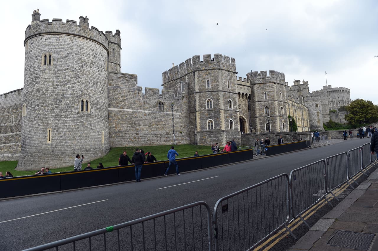 De acuerdo con una fuente allegada a la familia real, consultada por The Sun, esto tiene muy molesta a 
<b><a href="https://www.univision.com/famosos/sin-ninos-ni-meghan-markle-la-reina-isabel-ii-y-kate-middleton-fueron-juntas-a-la-iglesia-fotos">la monarca</a></b>
<a href="https://www.univision.com/famosos/sin-ninos-ni-meghan-markle-la-reina-isabel-ii-y-kate-middleton-fueron-juntas-a-la-iglesia-fotos">:</a> "La reina 
<b>estaba muy molesta</b> al escuchar que esta vista del castillo de Windsor se había convertido en una monstruosidad".