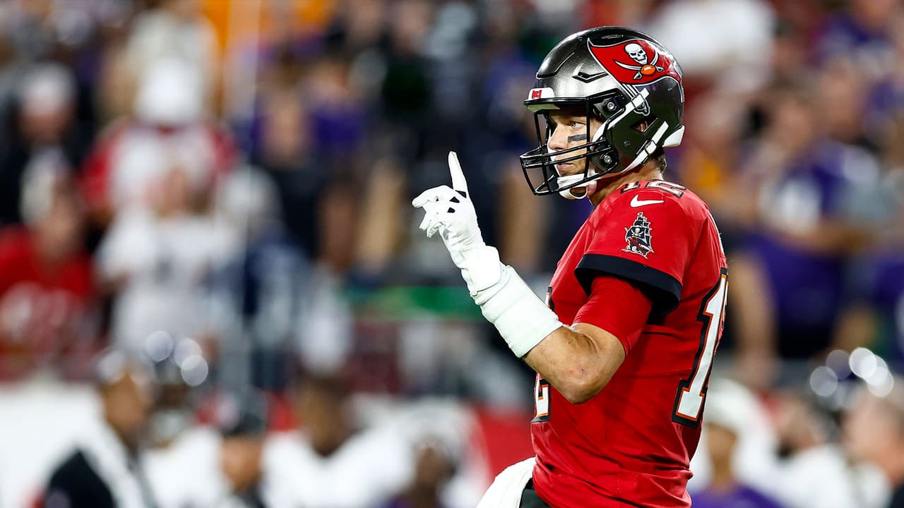 Tom Brady da mérito a receptores por su récord de 100,000 yardas