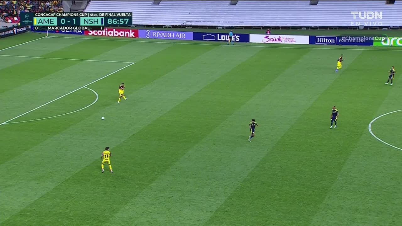 ¡TIRO ATAJADO! disparo por Miguel Vázquez.