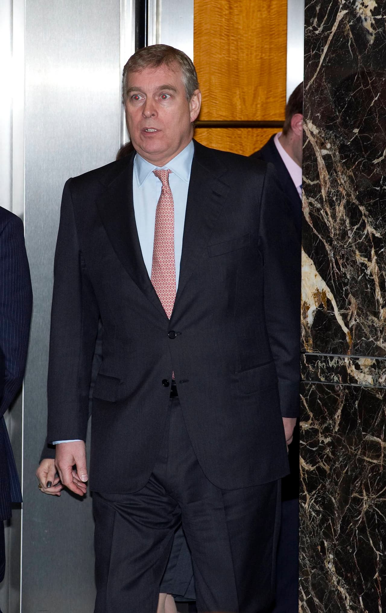 El palacio de Buckingham comunicó también en una declaración previa que "cualquier sugerencia de comportamiento incorrecto con menores de edad es
<b>categóricamente falsa</b>", citó Mirror.