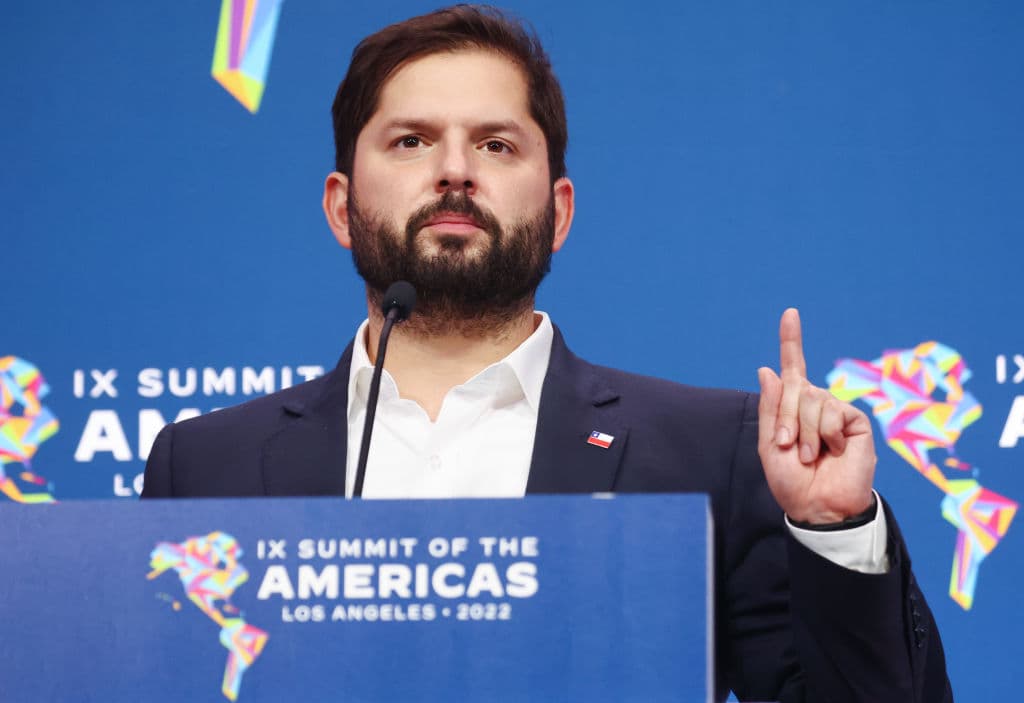 El 49% de los casi 300 consultados en la encuesta de Ipsos concedió una nota positiva al 
<a href="https://www.univision.com/noticias/america-latina/gabriel-boric-izquierdista-millenial-presidente-chile">presidente chileno Gabriel Boric</a>, de izquierda, juramentado en el cargo el 11 de marzo de este año. 44% lo valora negativamente y 7% no se pronuncia.