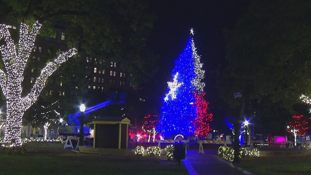 El tradicional árbol de Navidad de H-E-B es ya una tradición en San Antonio. Con sus más de 10,000 luces es una gran opción para pasar un buen rato en familia. Solo que recuerde salir bien abrigado.
