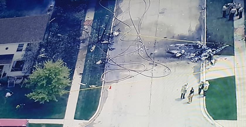 Cuadrillas de emergencia responden a accidente aéreo ocurrido en Plainfield, Illinois donde este jueves se cayó una avioneta en una casa.