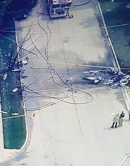 Cuadrillas de emergencia responden a accidente aéreo ocurrido en Plainfield, Illinois donde este jueves se cayó una avioneta en una casa.