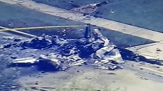 Cuadrillas de emergencia responden a accidente aéreo ocurrido en Plainfield, Illinois donde este jueves se cayó una avioneta en una casa.