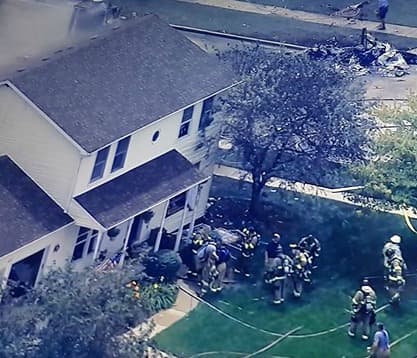 Cuadrillas de emergencia responden a accidente aéreo ocurrido en Plainfield, Illinois donde este jueves se cayó una avioneta en una casa.