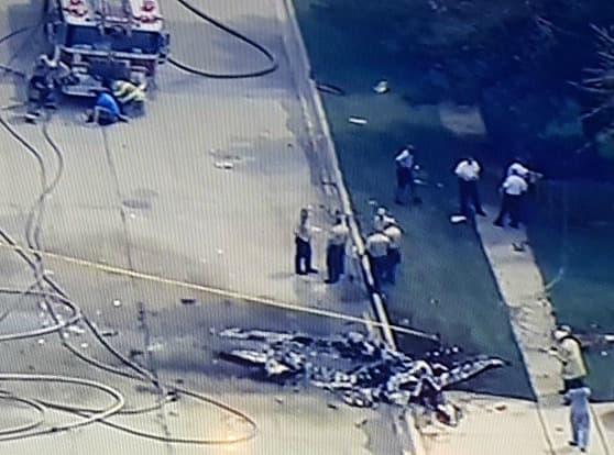 Cuadrillas de emergencia responden a accidente aéreo ocurrido en Plainfield, Illinois donde este jueves se cayó una avioneta en una casa.