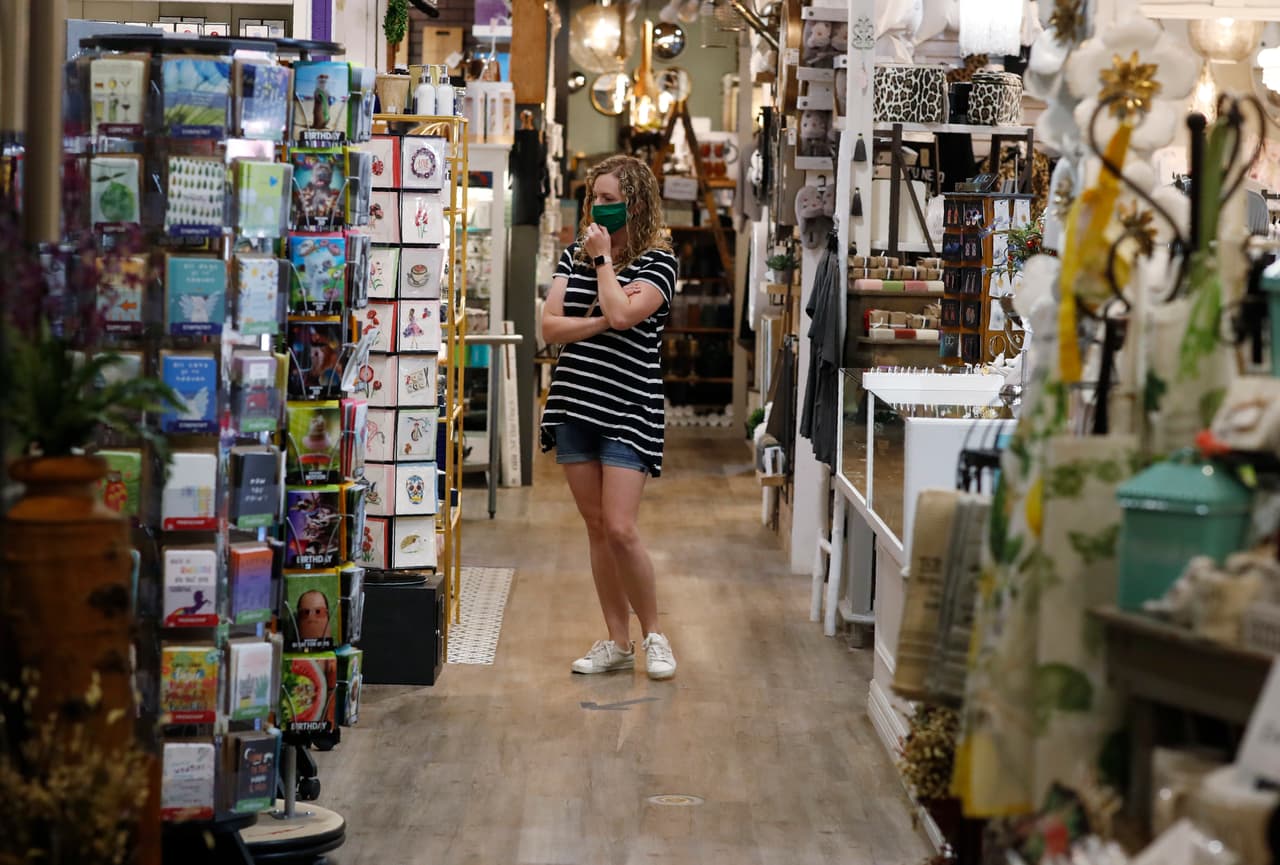 En Colorado, el gobernador Jared Polis, permitió la reapertura de algunas tiendas de cuidado personal desde el 1 de mayo. Tiendas minoristas y exhibiciones de bienes raíces abrirán paulatinamente con distanciamiento social. En la fotografía, una clienta de una tienda en Castle Rock.
<br>