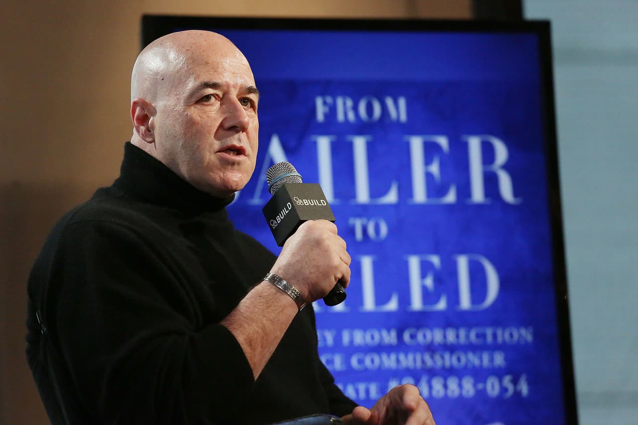<b>Bernie Kerik</b>. Excomisionado del Departamento de Policía de Nueva York. Fue condenado en 2010 por fraude de impuestos y perdonado por Trump el 18 de febrero de 2020. Ese día 
<a href="https://www.justice.gov/pardon/pardons-granted-president-donald-trump" target="_blank">la lista de perdones presidenciales</a> incluyó a Angela Stanton (condenada por transportar un vehículo robado entre estados en 2007), Ariel Friedler (condenado por acceder a una computadora protegida en 2014), Michae Milken (condenado por fraude de correos y fraude fiscal en 1992) y Paul Pogue (condenado por fraude de impuestos en 2010).