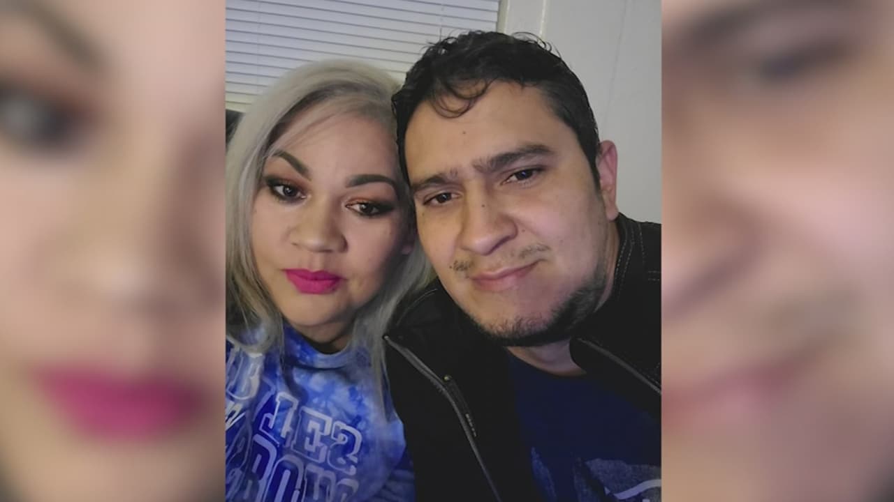 <b>Mujer fue asesinada por su pareja en una fiesta frente a sus hijos</b>
<br>
<br>En un video se observa cómo Ricardo Navarro Carvajal sacó un arma y le disparó a su pareja, Doris Ramírez, una salvadoreña de 32 años y madre de tres hijos. La familia pide justicia.