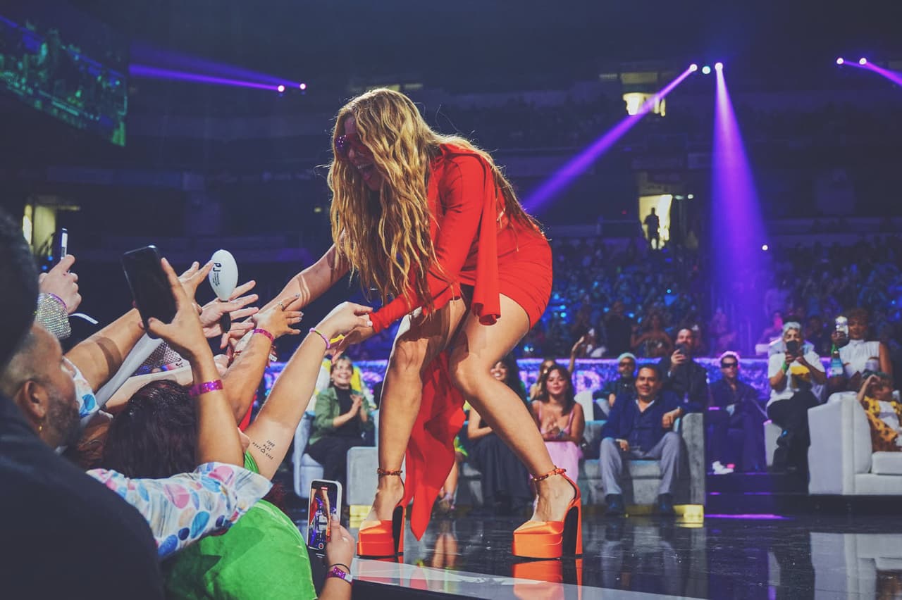 Shakira fue una de las artistas más esperadas de la celebración, la cantante colombiana subió al escenario para recibir ocho Premios Juventud, convirtiéndose en la máxima ganadora de la noche. A su paso, no dejó de saludar a sus fieles seguidores.
