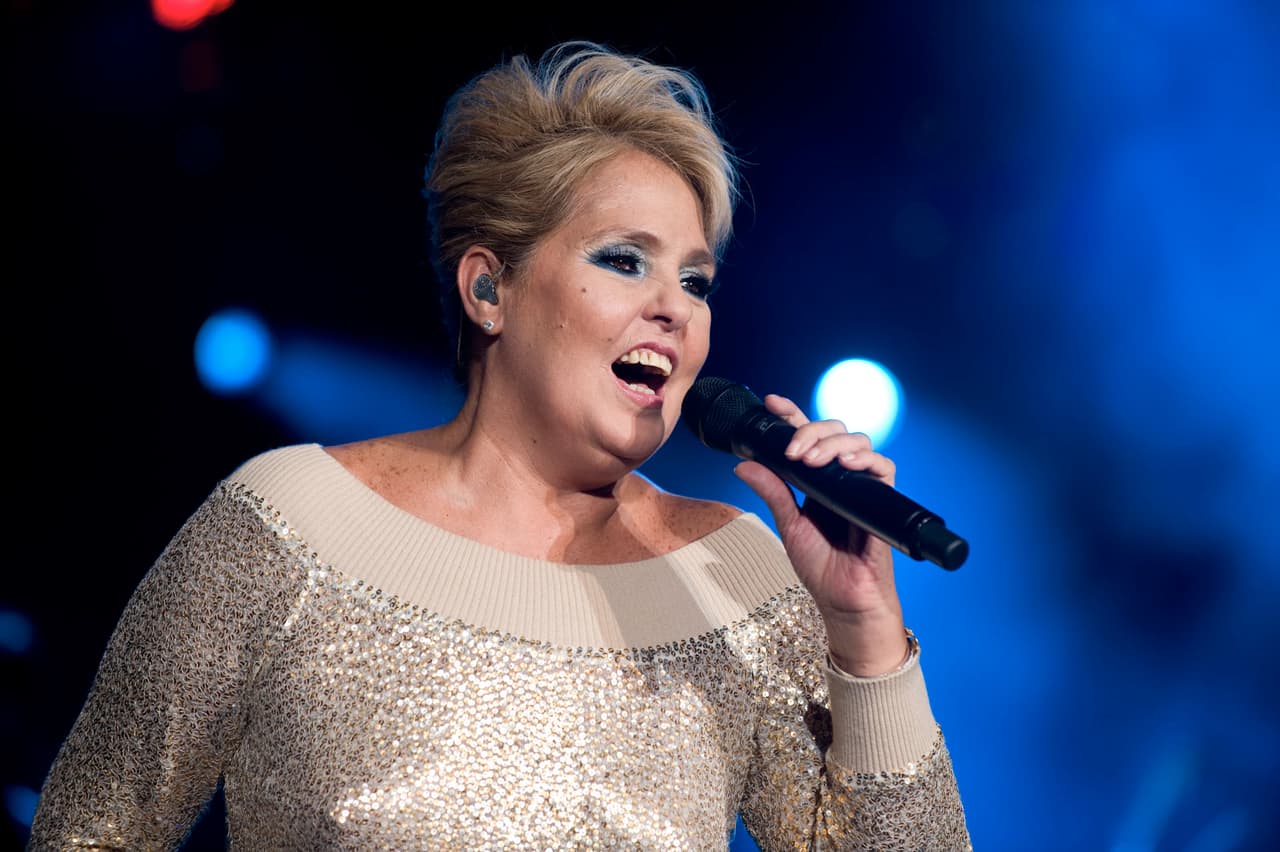 Deleitando a las mujeres con canciones de desamor y despecho en contra de los hombres.