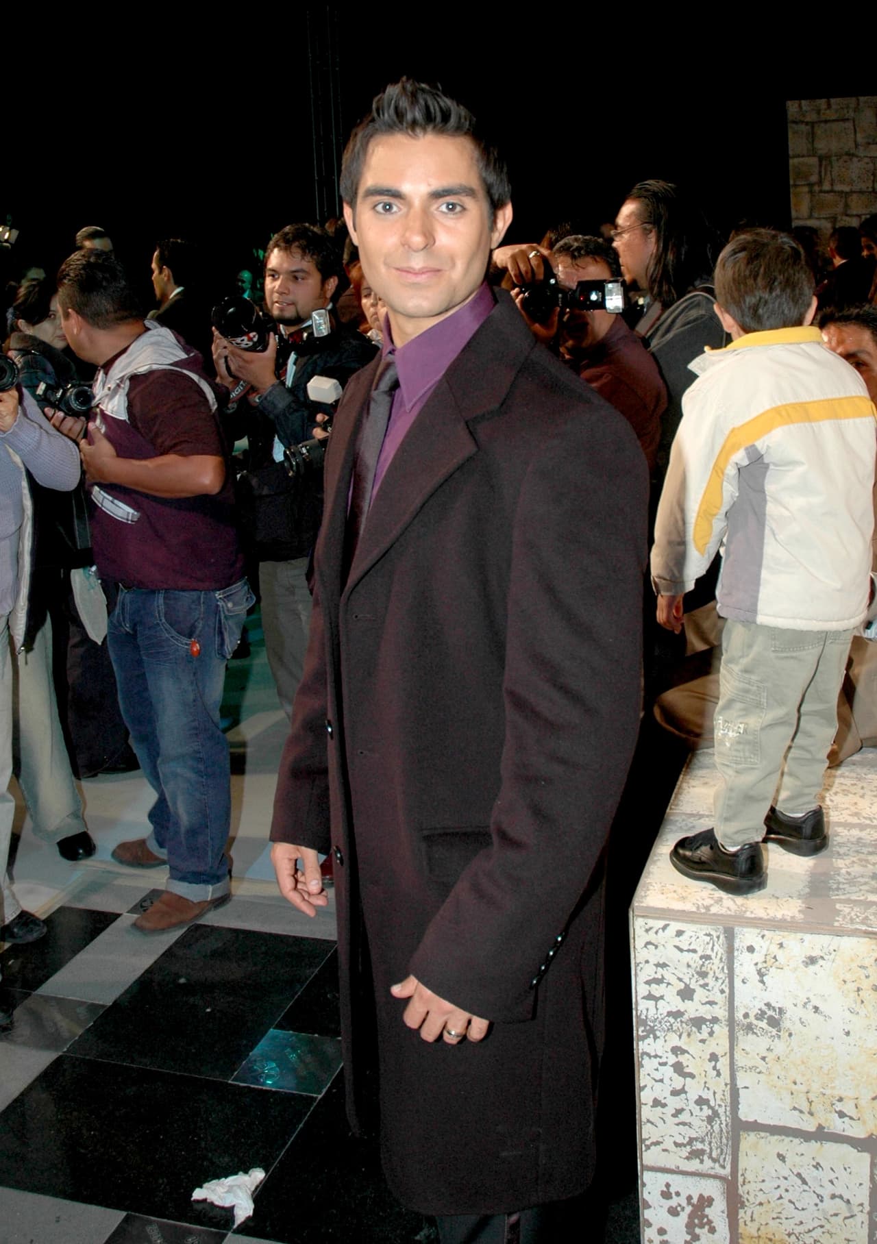 Su carrera inició en el ámbito musical en 1990.