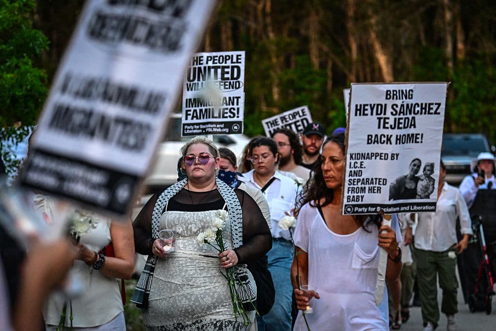 En la vigilia se recordó también el caso de 
<b><a href="https://www.univision.com/local/miami-wltv/habla-desde-cuba-heidy-sanchez-tejeda-madre-deportada-y-separada-de-su-hija-de-1-ano-en-tampa-florida" target="_blank">la madre cubana Heidy Sánchez Tejeda</a></b>, separada de su hija de un año, a la que todavía lactaba. La mujer asistió a una cita de rutina con ICE en Tampa, donde le informaron que sería deportada. No habían pasado 48 horas cuando la habían 
<b><a href="https://www.univision.com/local/tampa-wvea/mi-vida-se-acabo-heidy-sanchez-madre-deportada-de-florida-a-cuba-sin-su-hija-de-1-ano-fotos" target="_blank">regresado a Cuba, sin su hija y sin su esposo</a></b>.
