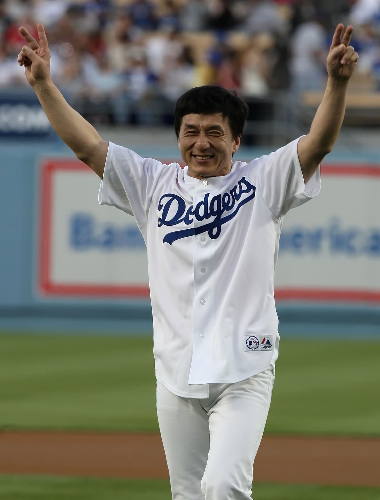Jackie Chan, cuando se toma un descanso de sus películas de acción, dice presente para apoyar a los Dodgers. Inclusive, en 2008 hizo el primer lanzamiento ante miles de personas. 
<br>