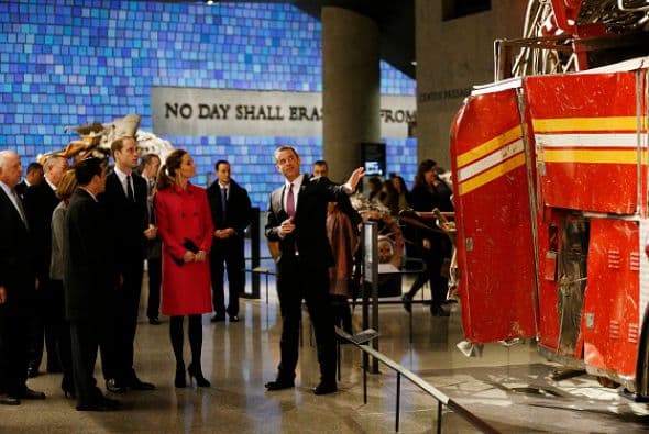 También accesaron al área repleta de mosaicos azules que representan a cada una de las vícitmas.